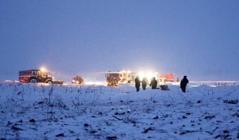 Los equipos de rescate trabajan cerca de la localidad de Arguntsevo, donde se ha estrellado el AN-148 de Saratov Airlines
