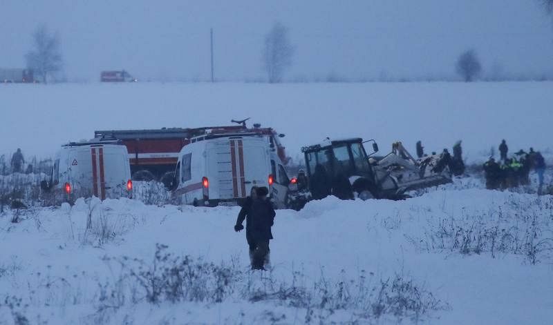Emergency services work at the scene where a short-haul regional AnLos trabajos de recuperación de los cuerpos de las víctimas son complicados por la gran cantidad de nieve sobre el terreno