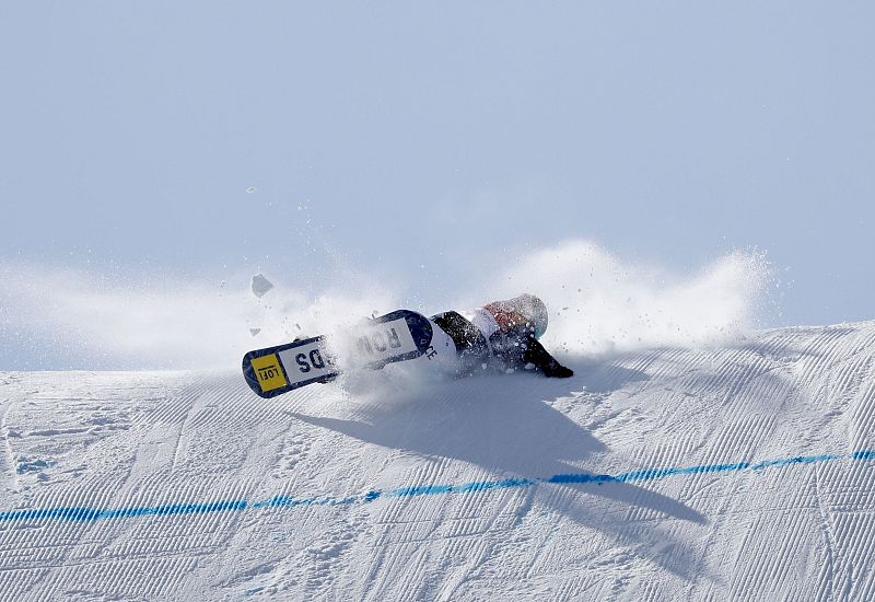La francesa Lucile Lefevre, durante la caótica final de 'slopestyle', disputada entre fuertes rachas de viento.