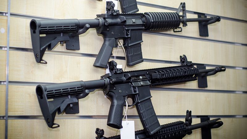 El fusil de asalto AR-15 se puede comprar tanto en armerías como en internet.
