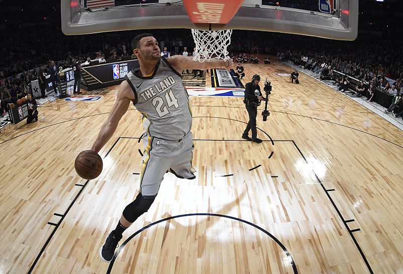 Larry Nance Jr. se dispone a hacer un mate