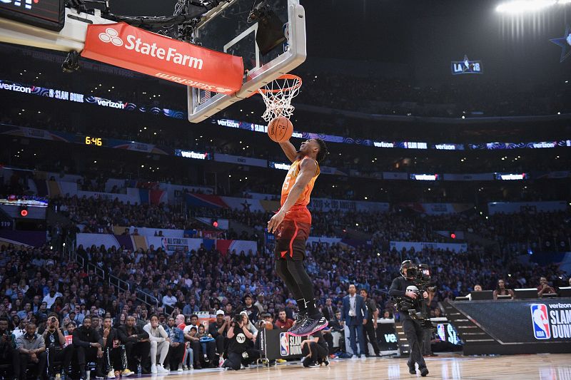 El jugador de Utah Jazz Donovan Mitchell completa uno de sus mates