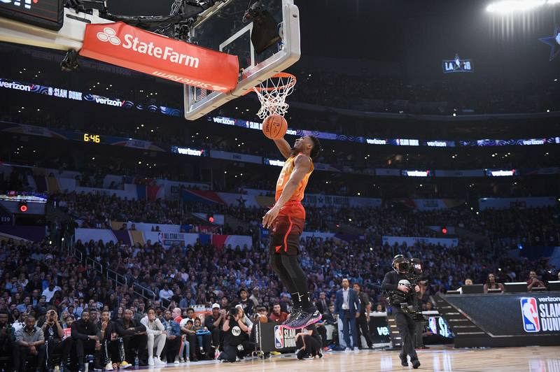 El jugador de Utah Jazz Donovan Mitchell completa uno de sus mates