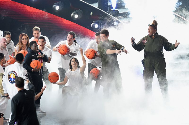 Kevin Hart, Adam DeVine y Queen Latifah actúan en el Staples Center.