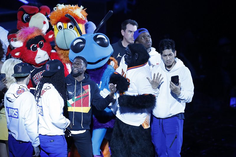 Kevin Hart actúa junto a las mascotas de los equipos de la NBA.