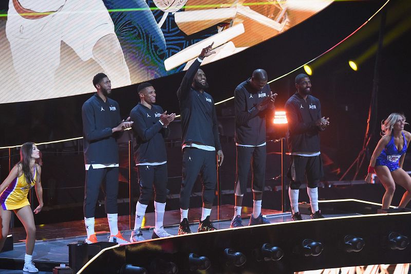De izquierda a derecha, Anthony Davis, Russell Westbrook, LeBron James, Kevin Durant y Kyrie Irving; es decir, el quintento inicial del equipo de LeBron.