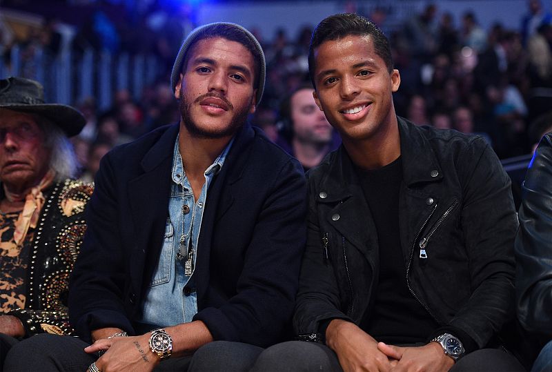 Jonathan dos Santos (izquierda) y Giovanni dos Santos, asisten a la velada.