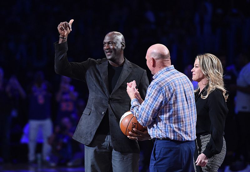 El exbaloncestista Michael Jordan y los directivos de los equipos locales Lakers y Clippers también tuvieron protagonismo en la fiesta de la NBA.