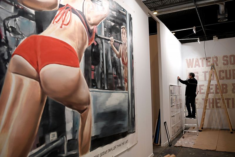 Una pintura de una mujer haciendo pesas en un gimnasio