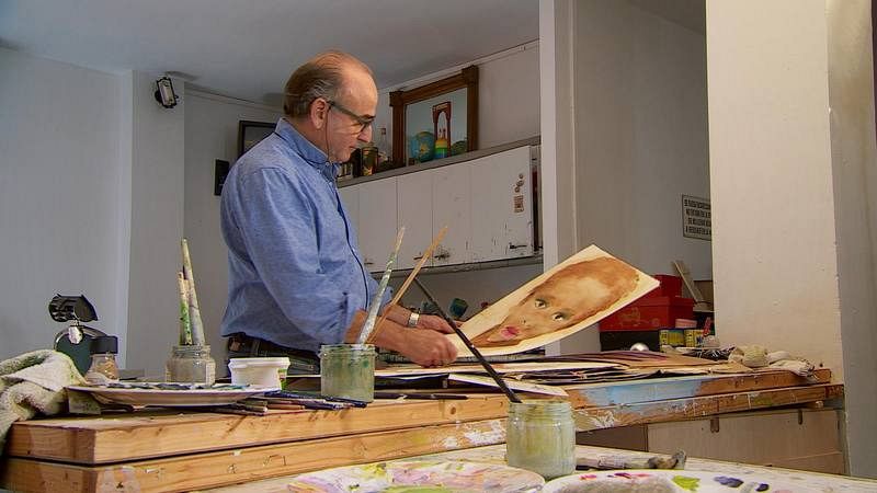 En el estudio de Juan Vida, creador de los carteles del Festival de Granada