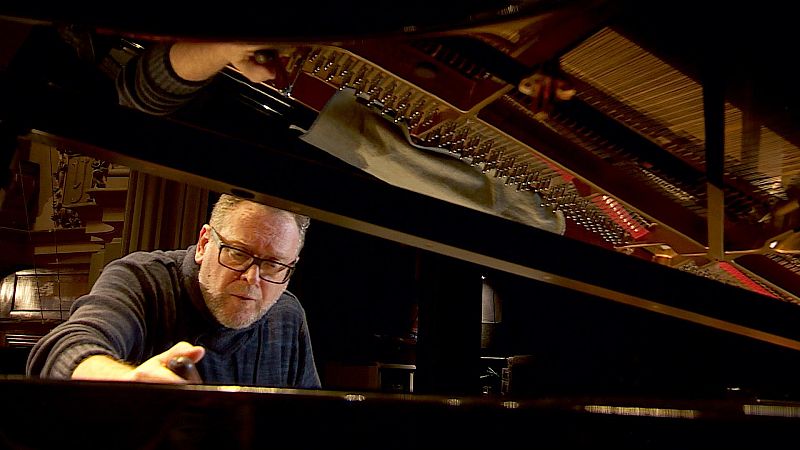 El maestro Leonés repasando el piano de cola del Festival