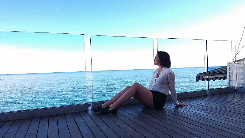 Luisa Rubino en la azotea frente a la playa de Benidorm