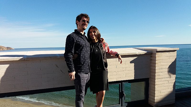 Lander Otaola y Arantza Ruiz se fotografían en una azotea en Benidorm