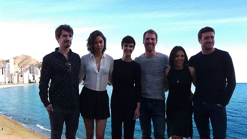 Paz Vega posa junto a su familia en la ficción, 'Fugitiva'