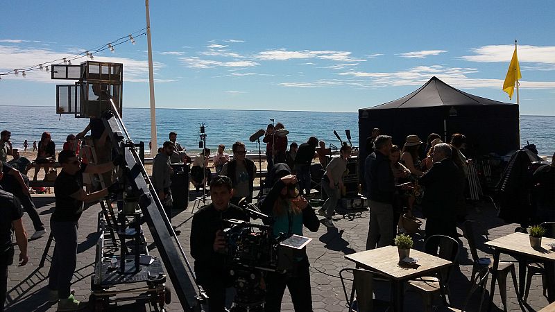 El equipo técnico graba en una de las calles de Benidorm