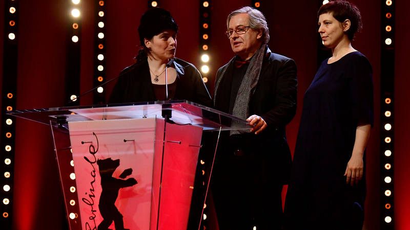 La directora rumana Adina Pintilie recoge el Oso de Oro por 'Touch me not'