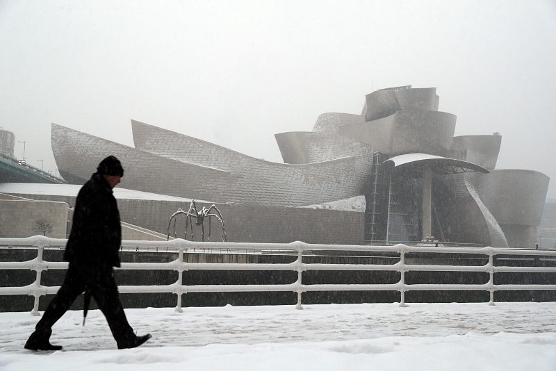 Bilbao amanece bajo una intensa nevada
