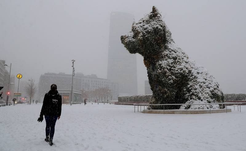 Bilbao amanece bajo una intensa nevada