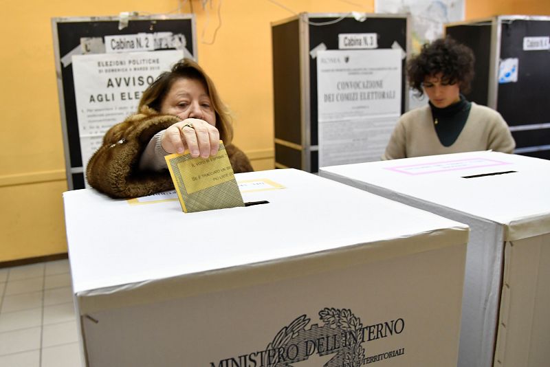 Una mujer vota en un colegio electoral de Roma