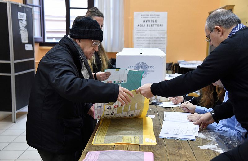 Un ciudadano se prepara para votar en un colegio electoral de Roma