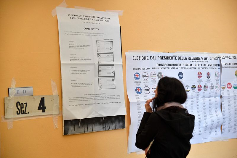 Una mujer consulta cómo se vota con el nuevo sistema electoral