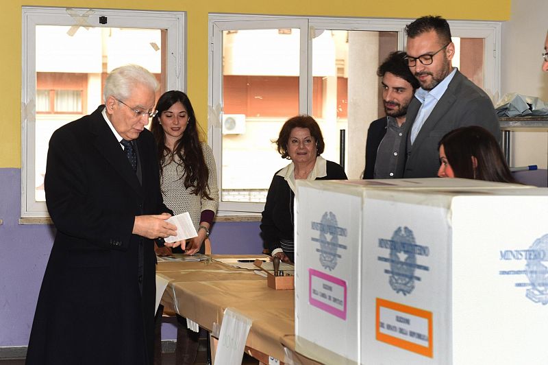 El presidente de la República, Sergio Mattarella, llega a un colegio electoral para votar