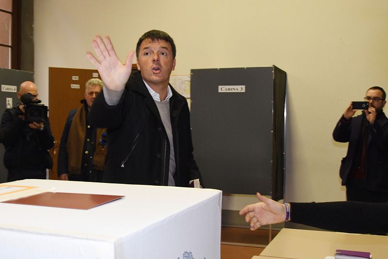 El ex primer ministro Matteo Renzi saluda tras haber ejercido su derecho al voto