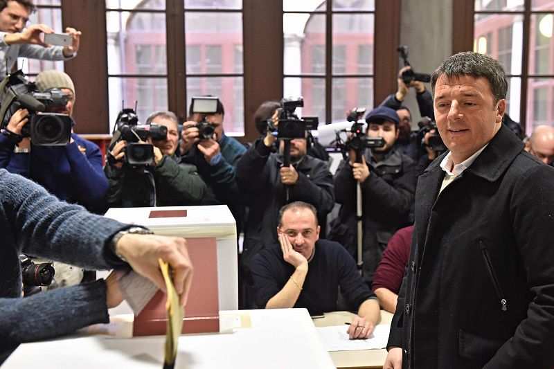 El lider del Partido Democrático, Matteo Renzi, delante de la urna electoral
