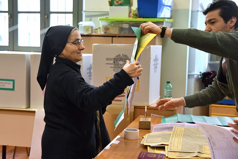 Una monja se prepara para votar en un colegio electoral de Roma
