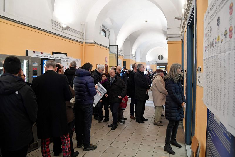 Gente haciendo cola en un colegio electoral de Roma
