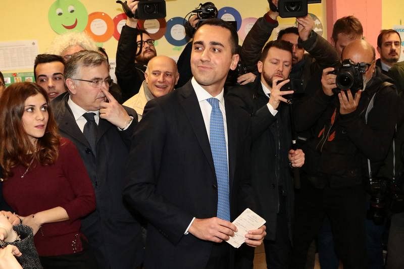 El candidato del Movimiento Cinco Estrellas, Luigi Di Maio, antes de votar