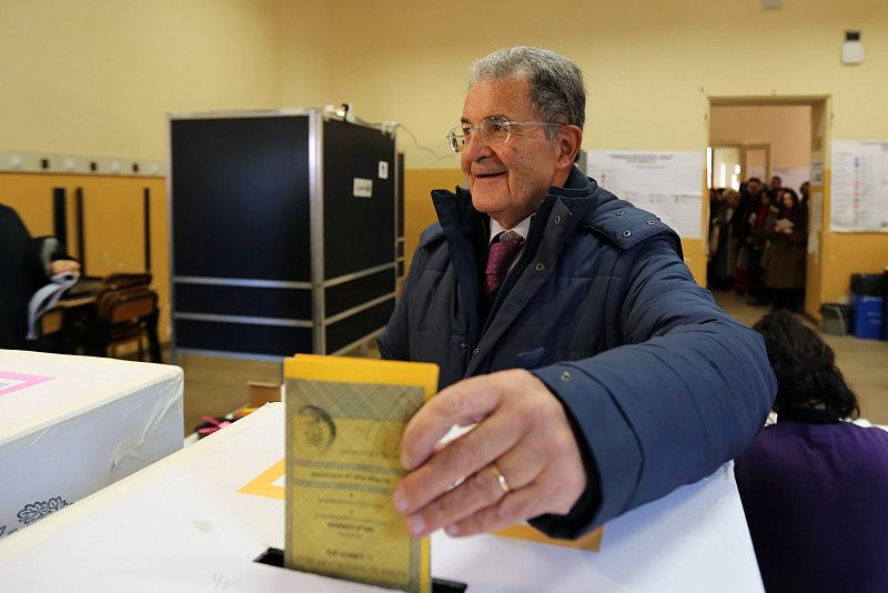 El expresidente de la Comisión Europea y ex primer ministro italiano Romano Prodi vota en un colegio electoral de Bolonia