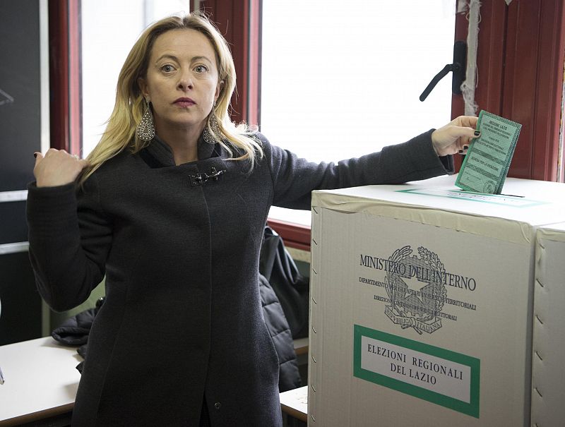 La líder del partido de ultraderecha Hermanos de Italia, Giorgia Meloni, vota en un colegio electoral en Roma