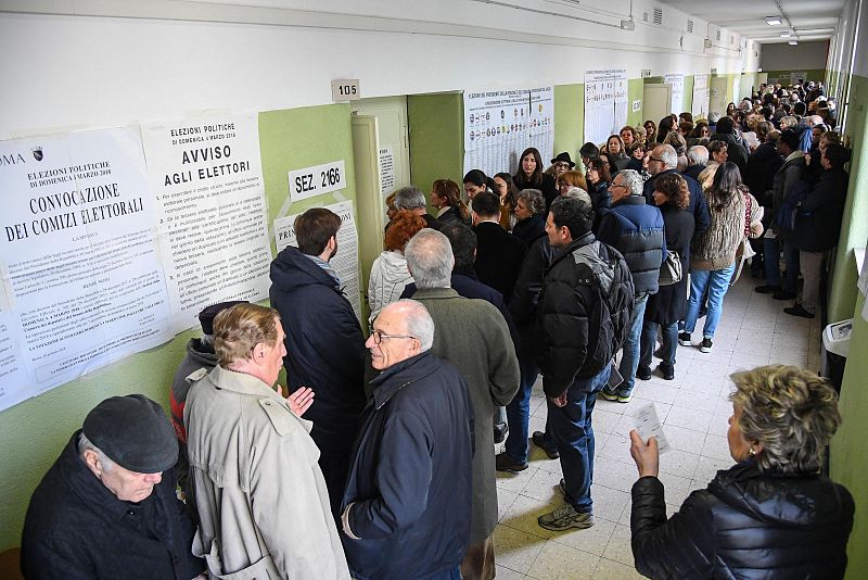 Un grupo de gente hace fila para votar en el colegio Mameli en Roma