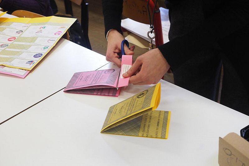 Un oficial prepara una papeleta en un colegio electoral en Bolonia