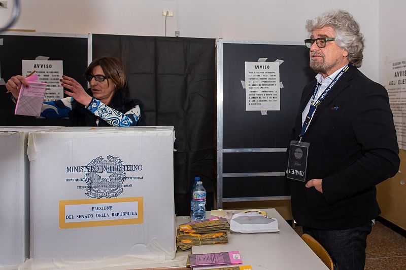 El cómico Beppe Grillo, fundador del partido Movimiento Cinco Estrellas, acude a votar en un colegio electoral de Sant'Ilario, Génova
