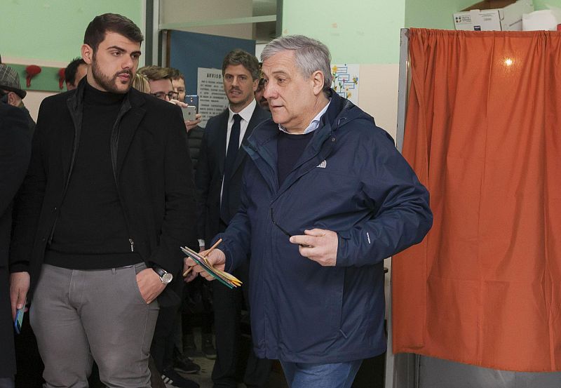 El presidente del Parlamento Europeo Antonio Tajani se prepara para votar en un colegio electoral de Fiuggi