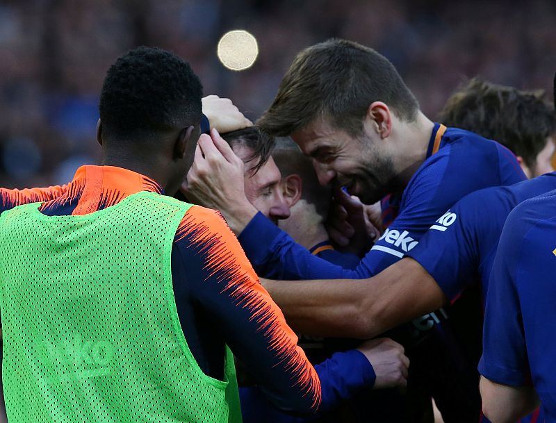 Los jugadores del Barcelona celebran con Messi el primer tanto del Barça al Atlético.