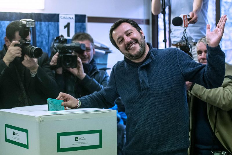El líder de La Liga, Matteo Salvini, vota en un colegio electoral de Milán.