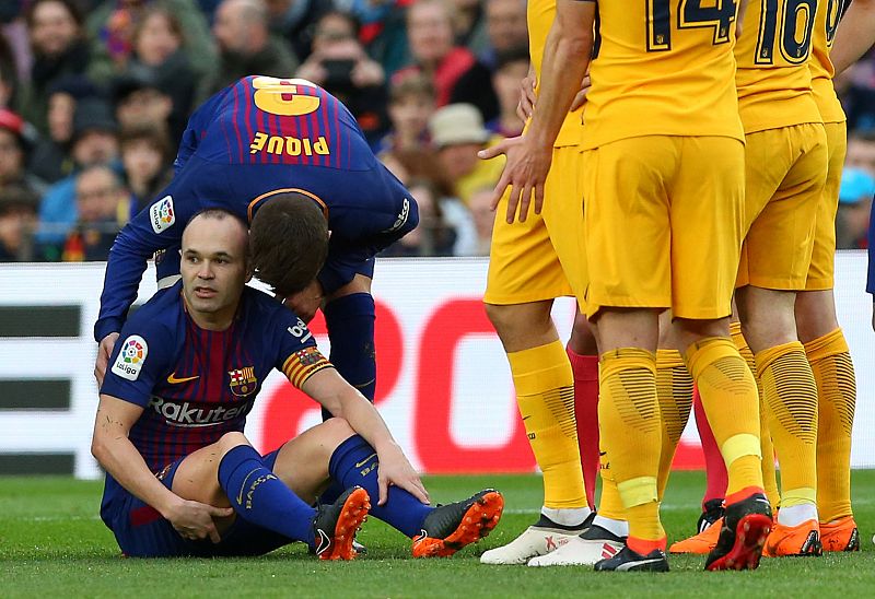 Iniesta sufrió una lesión muscular y tuvo que abandonar el partido a los 35 minutos de juego.