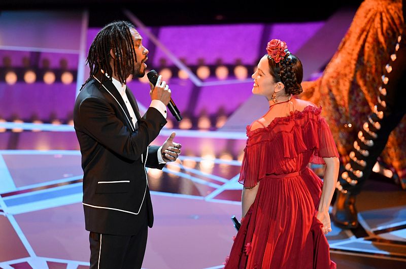 Los cantantes Miguel y Natalia Lafourcade cantan "Recuérdame" en la gala de entrega de los Oscar