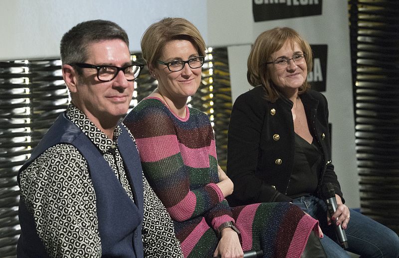 Los autores del documental, Manel Arranz y Gemma Soriano, junto a la directora de 'Imprescindibles', Ana Peláez