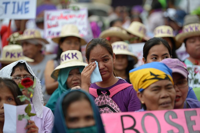 Una mujer llora durante la manifestación del Día de la Mujer en Manila