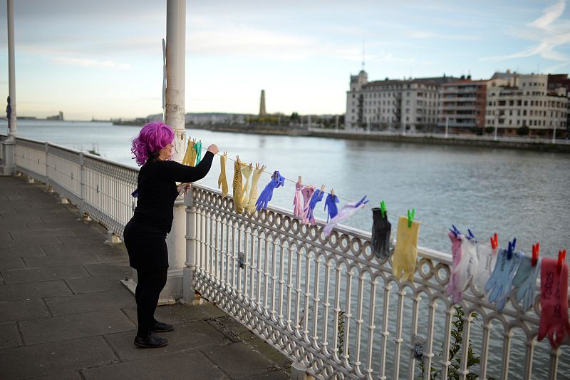 Las mujeres de Portugalete cuelgan los guantes de fregar