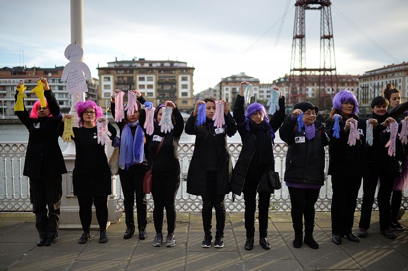 Las mujeres de Portugalete cuelgan los guantes de fregar