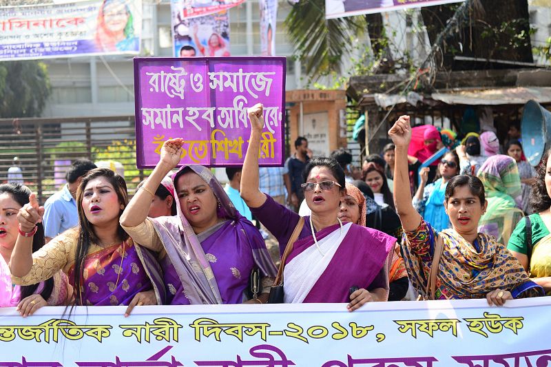 Mujeres de violeta en Bangladesh