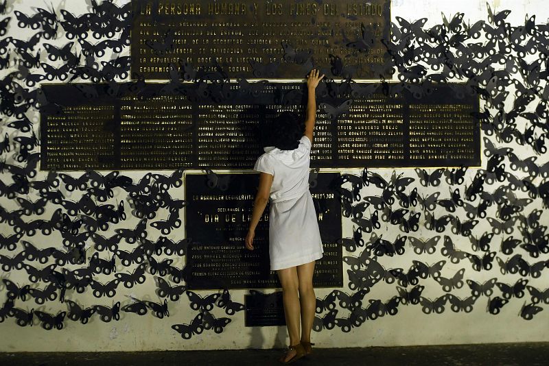 Mariposas negras por las mujeres asesinadas en El Salvador