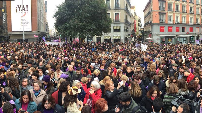 Concentración de mujeres periodistas en la Plaza de Callao