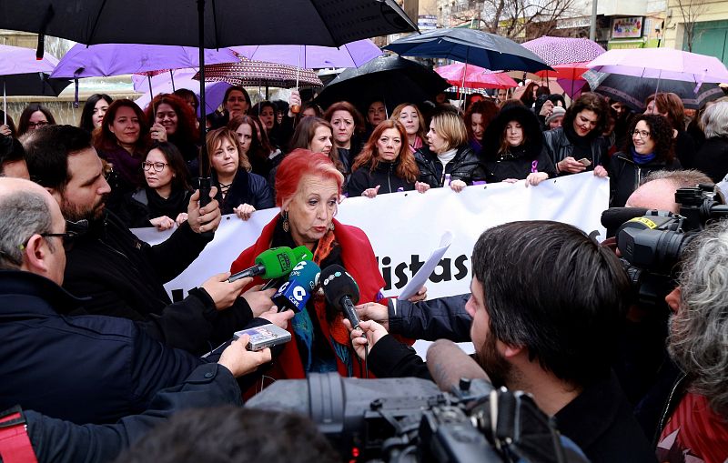 Un centenar de mujeres periodistas, entre ellas Rosa María Calaf, leen en Granada un manifiesto.
