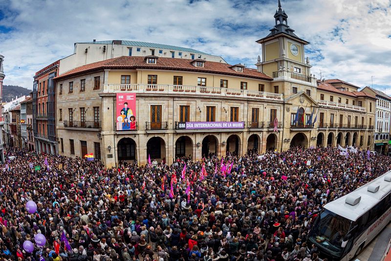 Miles de personas han secundado en Oviedo las concentraciones convocadas.